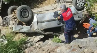 Bingöl'de şarampole devrilen otomobildeki aileden baba ve ikiz bebeklerden biri öldü, 3 kişi yaralandı