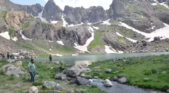 Huzurun adresi Cilo Dağları'nda erbane ve santur dinletisi