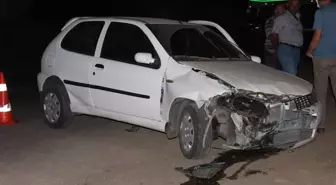 İzmir'de otomobilin hafriyat kamyonuna çarpması sonucu 3 kişi yaralandı