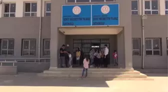 ŞANLIURFA - Şehit Necmettin Yılmaz'ın öğrencileri, karne gününde öğretmenlerini andı