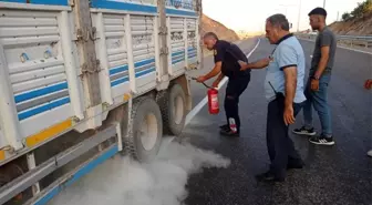 Siirt'te lastiklerden çıkan dumanı fark eden sürücü kamyonu yanmaktan kurtardı