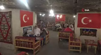 45 dereceyi gören Gaziantep'te battaniye ve sobayla ısınıyorlar