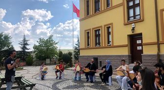 Bağlama kursu öğrencileri müzede mini bir konser verdi