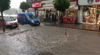 KIRIKKALE'DE SAĞANAK NEDENİYLE CADDE VE SOKAKLAR SUYLA DOLDU