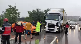 TEM Otoyolu'nda yağış kazayı beraberinde getirdi: 6 yaralı