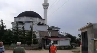 Son dakika! Yıldırım düşen caminin minaresinde yangın