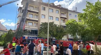 Aksaray'da 4 katlı apartmanın terasında yangın paniği