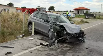 Çiftlik kapısına çarparak devrilen otomobildeki 4 kişi yaralandı