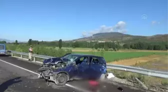 Son dakika haber... Bariyerlere çarpan otomobildeki hamile kadın ve bir çocuk öldü, 4 kişi yaralandı