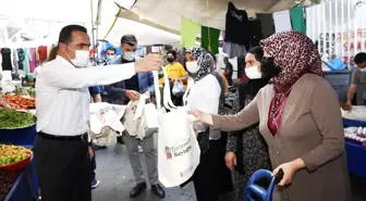 Başkan Yıldız, semt pazarında alışveriş yapan vatandaşlara bez çanta dağıttı