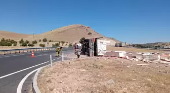 Mardin'de dolap yüklü tır devrildi