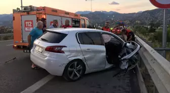 Bariyerlere çarpan otomobil metrelerce sürüklenerek durabildi: 1 ağır yaralı