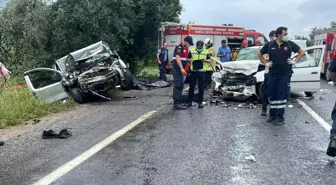 İki otomobilin kafa kafaya çarpıştığı kazada 4 kişi öldü, 3 kişi ağır yaralandı