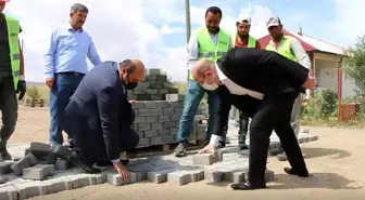 Aziziye Kaymakamı ile Belediye Başkanı parke taşı döşedi