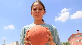 Gözyaşlarıyla verdiği röportajla Türkiye'nin gündemine oturan Merve Akpınar'ın, okula alınmadığı iddia edildi