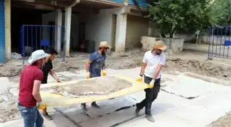 KAÇAK KAZIDA BULUNAN MOZAİKLER PARÇALAR HALİNDE ZEUGMA MÜZESİ'NE TAŞINIYOR