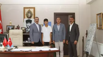 Kaymakam Çelik, LGS'de tam puan alan öğrenciyi ödüllendirdi