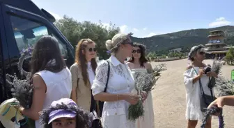 Kültür ve Turizm Bakanı'nın eşi Pervin Ersoy, lavanta bahçesini gezdi