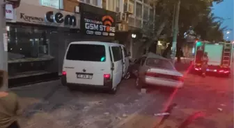 Minibüsün çarptığı otomobilin sürücüsü öldü