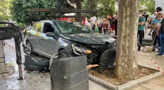 Bağdat Caddesi'nde aşırı hız yapan otomobil önce kadına sonra ağaca çarptı