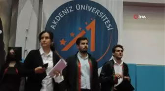 Görme engelli hukuk öğrencisi, diplomasını Haluk Levent ve Özlenen Özkan'ın elinden aldı