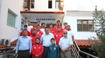 Kaş Belediyesinin güreş takımı Edirne'ye uğurlandı