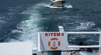 Marmara Denizi'nde makinesi arızalanan tekne güvenli bölgeye götürüldü