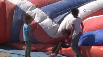 Bir günlük de olsa yüzleri güldü... Çadır kent çocuklarına günübirlik oyun parkı sürprizi