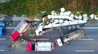Hayvan yemi yüklü tır bariyerlere çarptı! Korkunç kazada sürücü ve yanında bulunan yolcu hayatını kaybetti