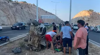 Mersin'de aydınlatma direğine çarpan otomobildeki 4 kişi yaralandı