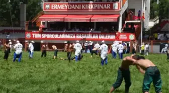 SPOR Kırkpınar'da pehlivanlar rakipleri kadar sıcak havayla da mücadele ediyor