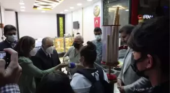 Dondurmacıda bakanla karşılaşınca şaşkınlıklarını gizleyemediler