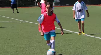 Havza'da yaz futbol okulunun tek kız öğrencisinin hedefi milli takım