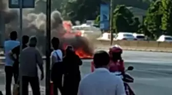 Kadıköy'de trafiğin ortasındaki araç alev topuna döndü