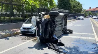 Beşiktaş'ta refüje çarpan otomobil yan yattı