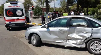 İki otomobil çarpıştı: 1 yaralı