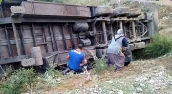 Tır şarampole devrildi: 3 kişi yaralandı, 160 küçükbaş hayvan telef oldu