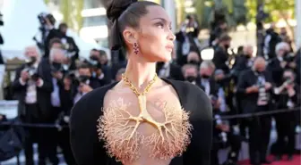 74. Cannes Film Festivali'ne Bella Hadid'in 'altın akciğer' kolyesi damga vurdu