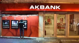 Akbank'tan müşterilerine gönül alma hediyesi: 31 Temmuz'a kadar para transferi, para çekme ve yatırma ücretsiz