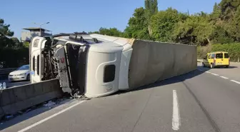 Kocaeli'de tırın devrilmesi kara yolundaki trafiği aksattı