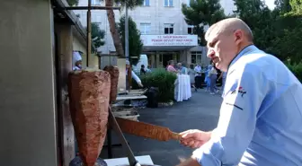 Pendik Devlet Hastanesi bahçesinde sağlık çalışanları için moral yemeği