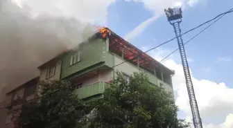 Avcılar'da bir binanın en üst katında çıkan yangın söndürüldü