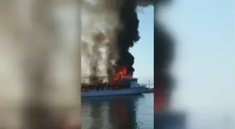 BALIKESİR - İskeleye bağlı gezi teknesi yandı