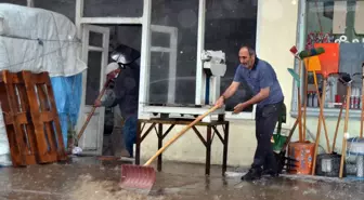 Sağanak ve dolu yüzünden bazı ev ve iş yerlerini su bastı