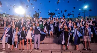 Yaşar Üniversitesi'nde mezuniyet heyecanı