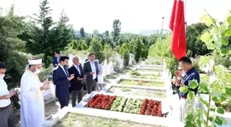 Son dakika: Başkan Dursun, 15 Temmuz şehitlerinin kabirlerini ziyaret ederek dua etti