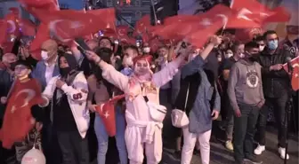 Binlerce kişi, Türk bayraklarıyla demokrasi nöbeti tuttu