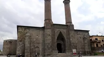 350 yıllık Çifte Minareli Medrese kapılarını Vakıf Eserleri Müzesi olarak tekrar açtı