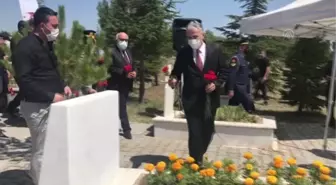 Son dakika haberi | ESKİŞEHİR - 15 Temmuz şehidi polis memuru Fatih Dalgıç, Eskişehir'de kabri başında anıldı