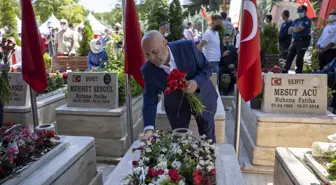 Hak-İş üyeleri, 15 Temmuz şehitlerini Karşıyaka Mezarlığı'nda andı